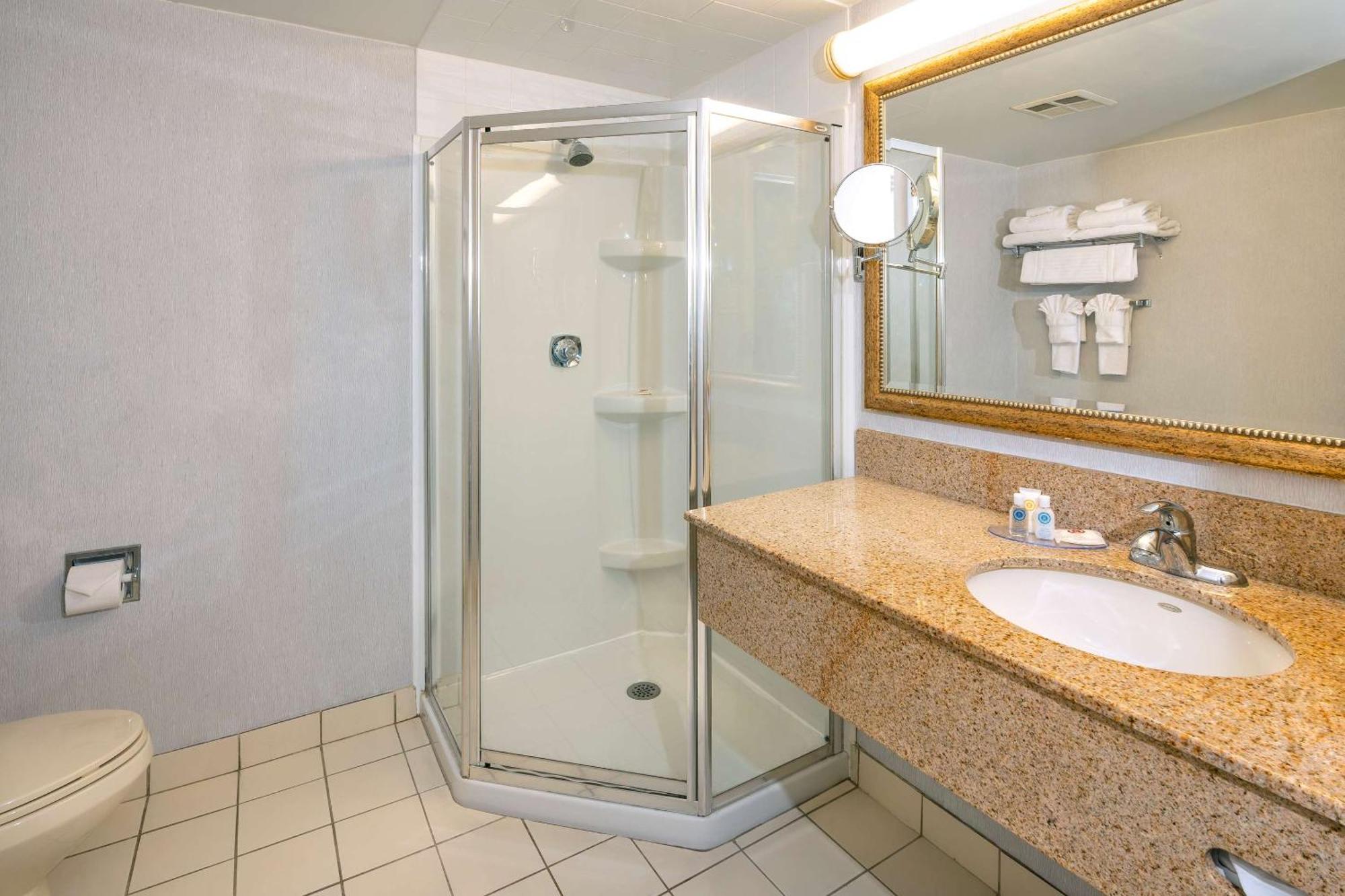 Comfort Hotel & Suites Peterborough Exteriör bild
